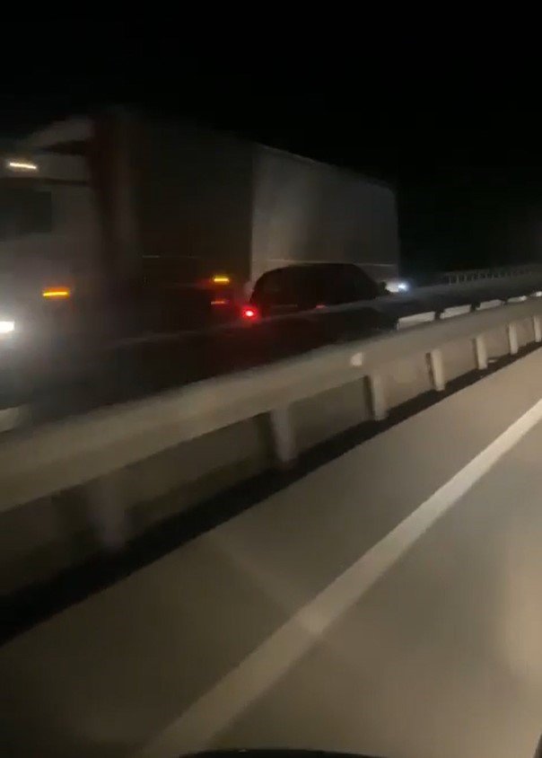 Yalova’da kara yolunda ters şeritte ilerleyen otomobil korku saçtı