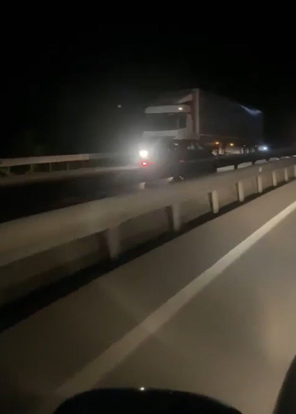 Yalova’da kara yolunda ters şeritte ilerleyen otomobil korku saçtı