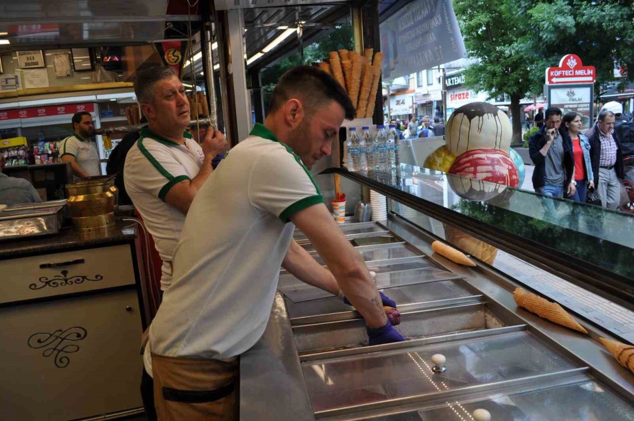 Havaların ısınmasıyla dondurma tezgahları renklendi