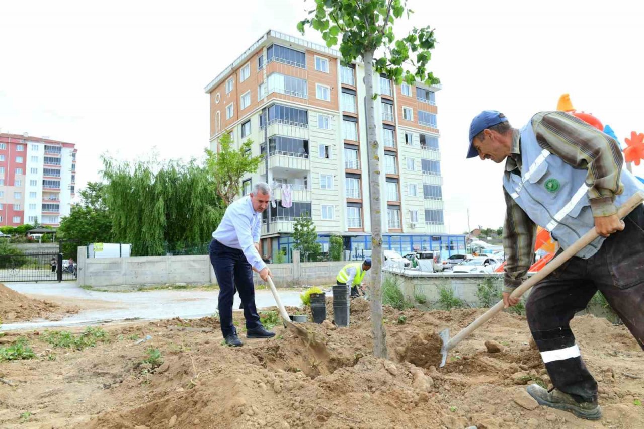 Başkan Çınar, yapımı süren yeni park alanını inceledi