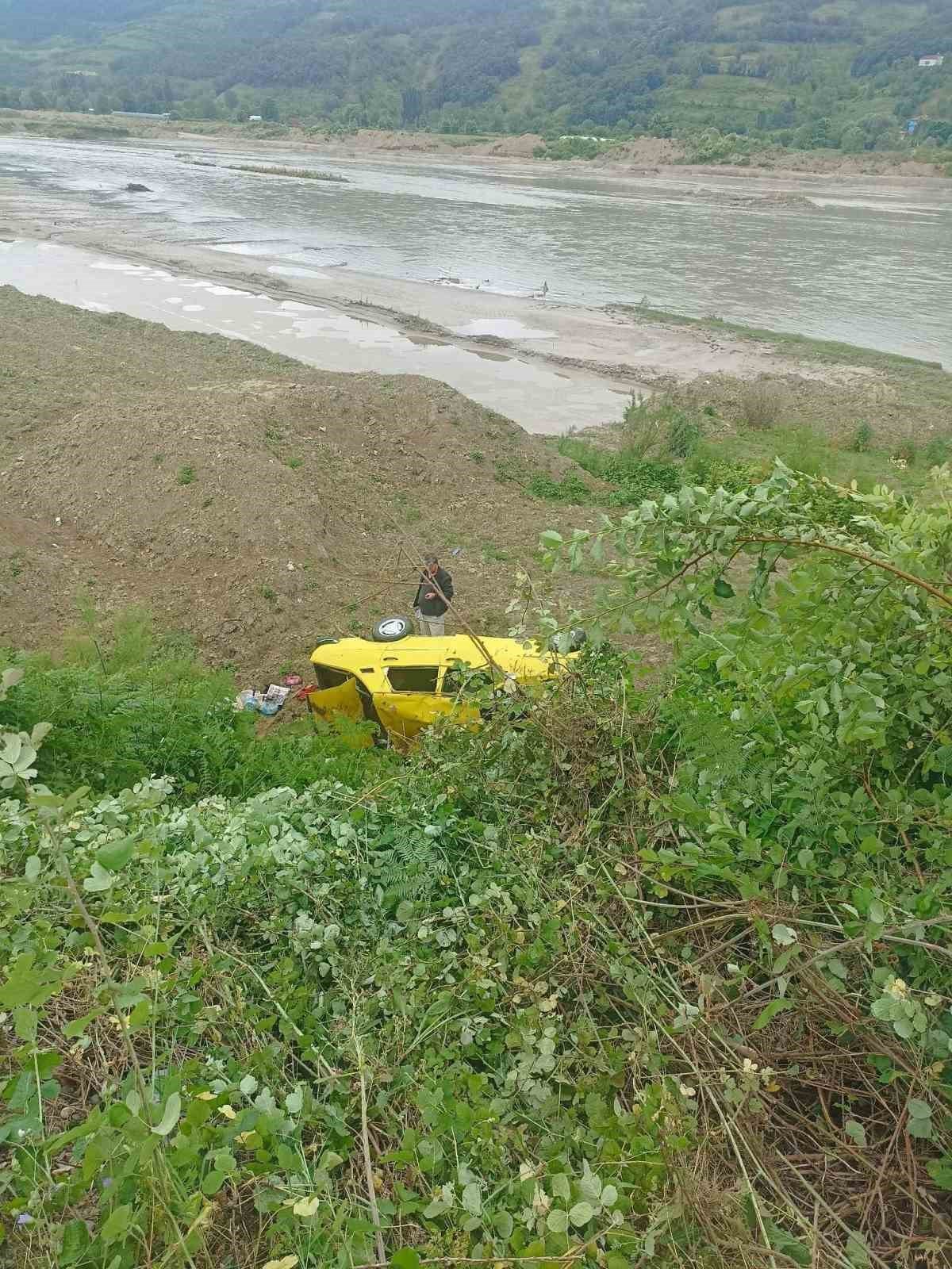 Otomobil sürücüsü nehre düşmekten son anda kurtuldu