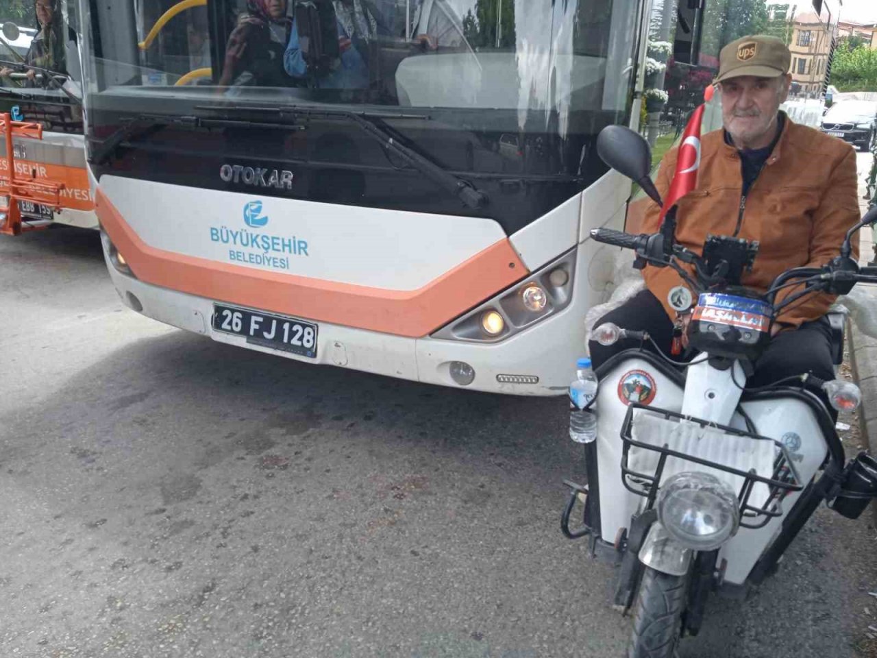 Belediye otobüsü ile elektrikli bisiklet çarpıştı