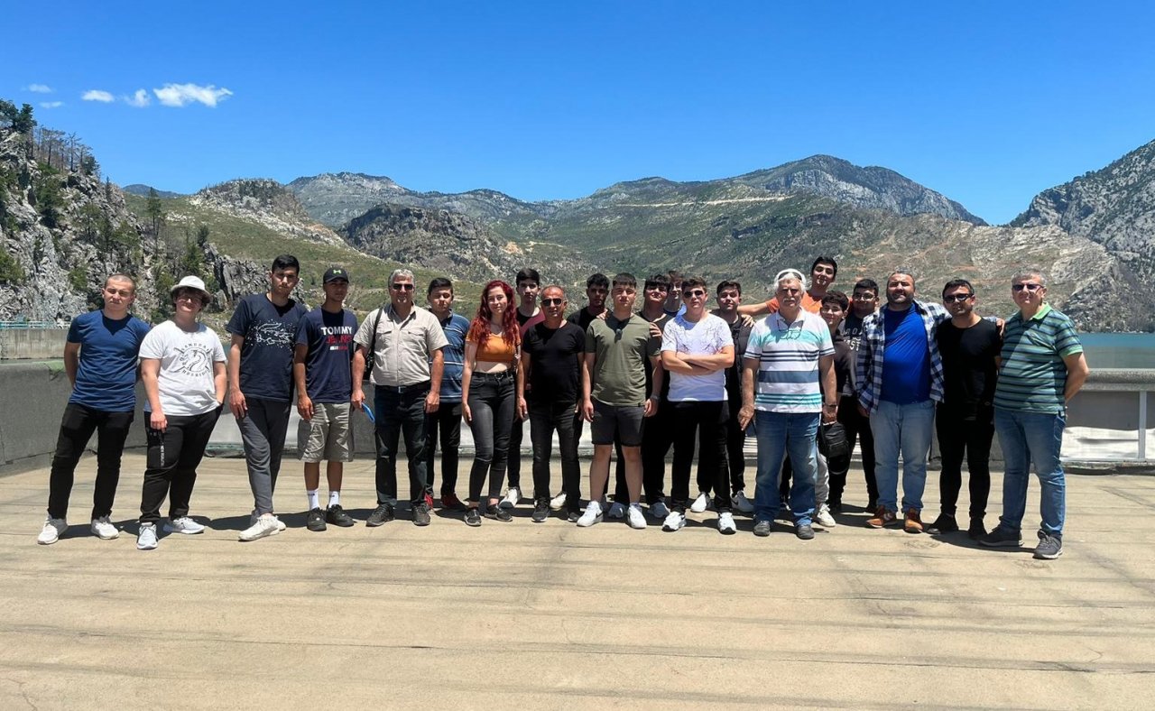 Yüksek gerilim dalı öğrencileri saha eğitimleriyle sektöre hazırlanıyor