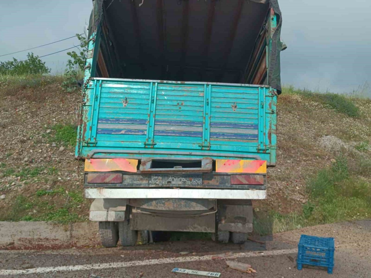 Şarampole giren kamyonette 2 kişi yaralandı