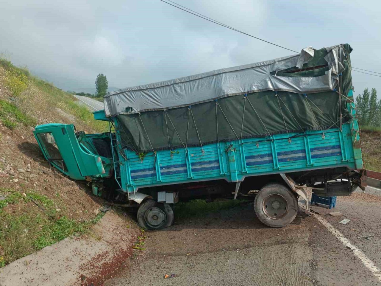 Şarampole giren kamyonette 2 kişi yaralandı
