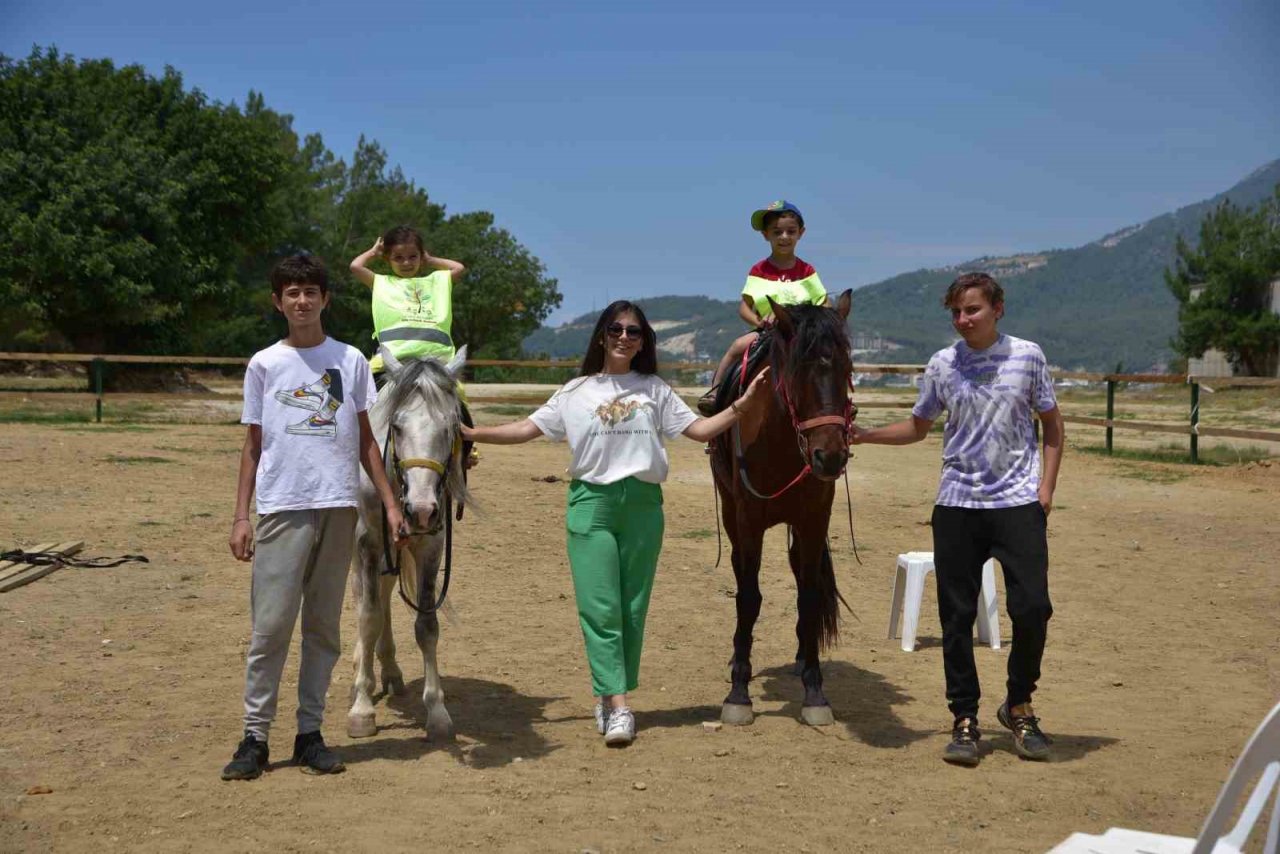 Kreşteki çocuklar at binme heyecanı yaşadı