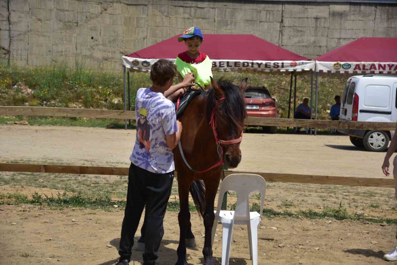 Kreşteki çocuklar at binme heyecanı yaşadı