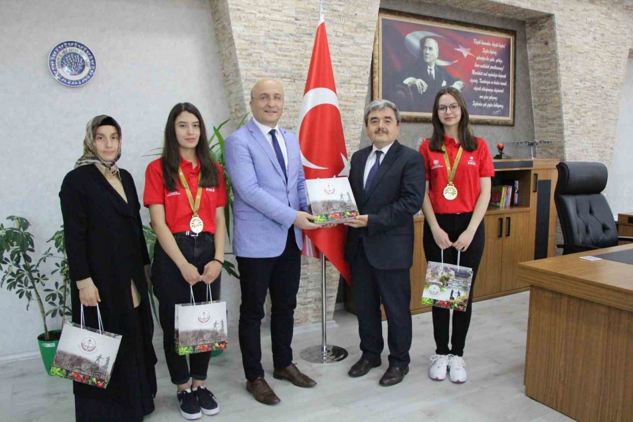 Amasyalı Almina ve Elif tezhip projesiyle Türkiye birincisi oldu