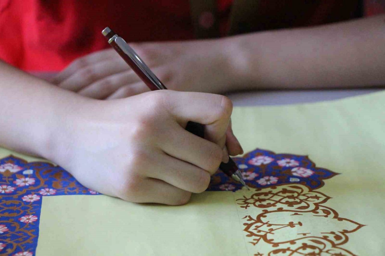 Amasyalı Almina ve Elif tezhip projesiyle Türkiye birincisi oldu