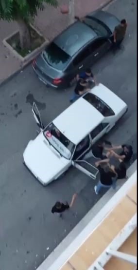 Kaza sonrası ortalık savaş alanına döndü, öfkelerini araçtan çıkardılar