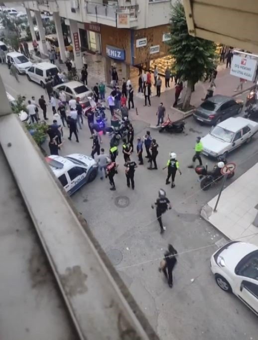 Kaza sonrası ortalık savaş alanına döndü, öfkelerini araçtan çıkardılar