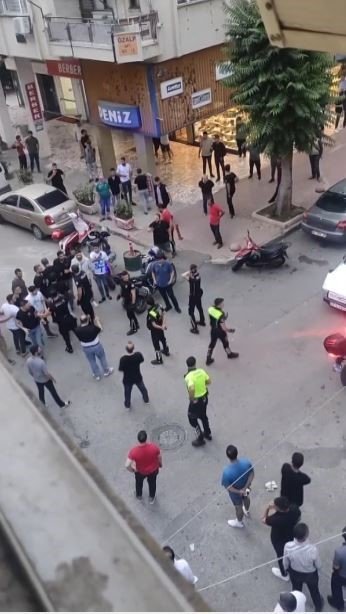 Kaza sonrası ortalık savaş alanına döndü, öfkelerini araçtan çıkardılar