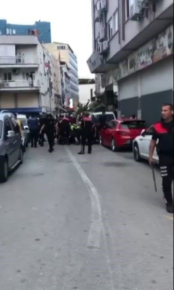 Kaza sonrası ortalık savaş alanına döndü, öfkelerini araçtan çıkardılar