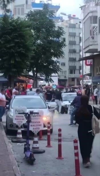 Kaza sonrası ortalık savaş alanına döndü, öfkelerini araçtan çıkardılar