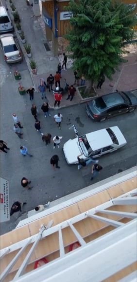 Kaza sonrası ortalık savaş alanına döndü, öfkelerini araçtan çıkardılar