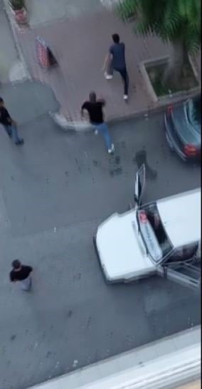 Kaza sonrası ortalık savaş alanına döndü, öfkelerini araçtan çıkardılar