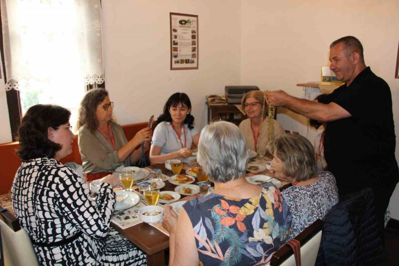 Avrupalı akademisyenler hamur açıp mantı yaptı