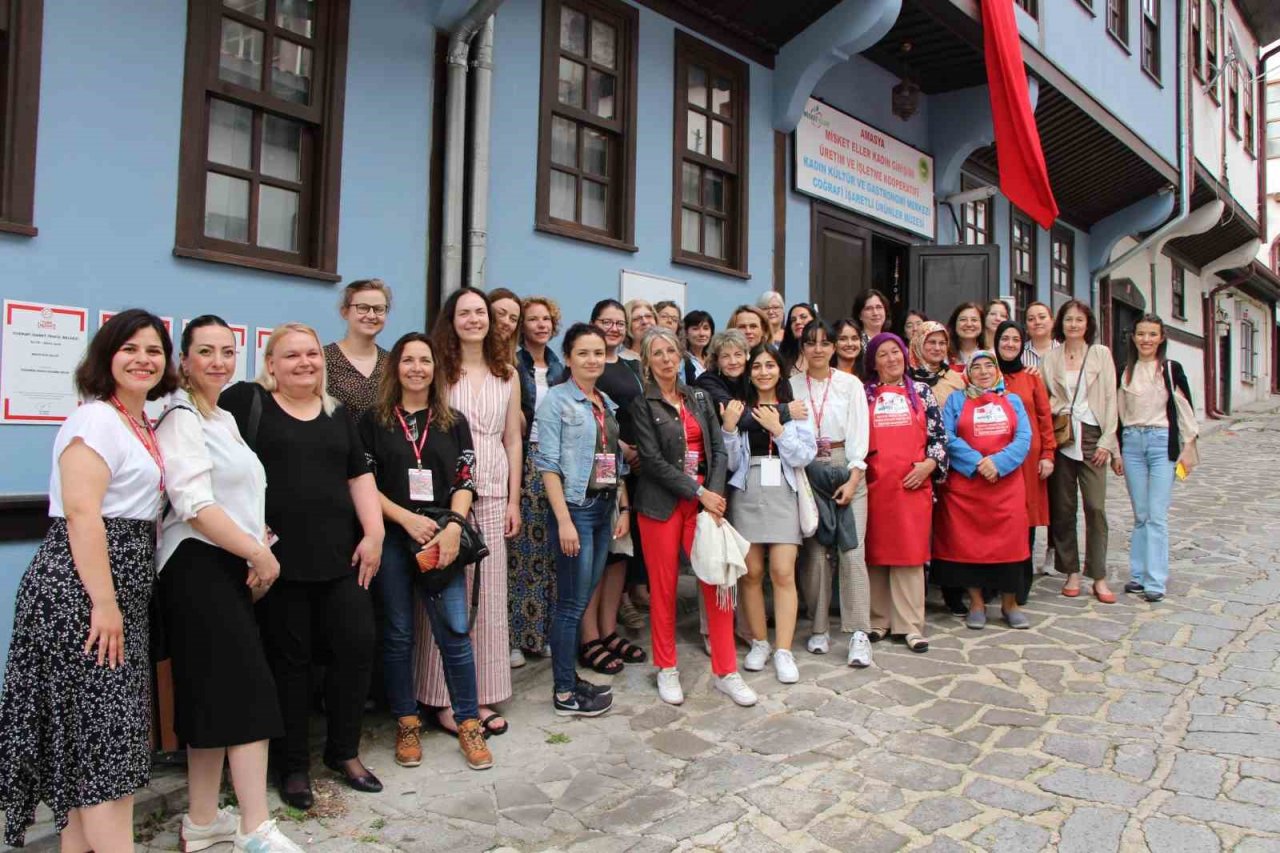 Avrupalı akademisyenler hamur açıp mantı yaptı