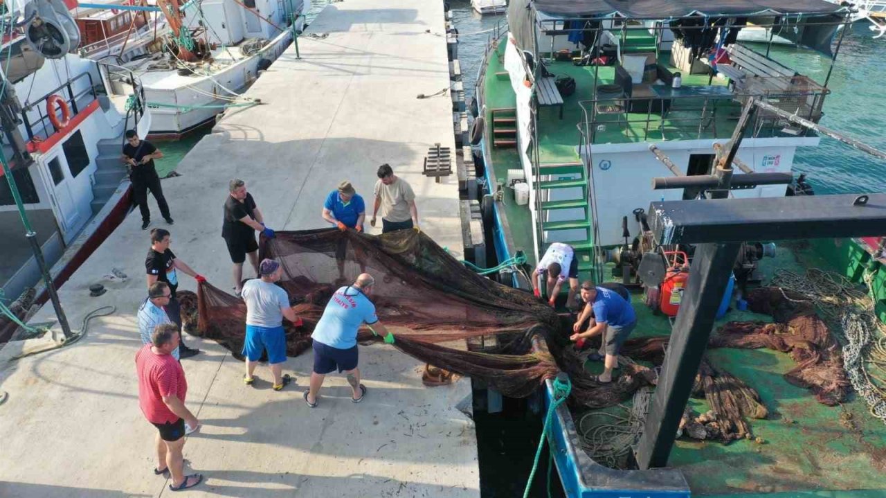 50 bin metrekare hayalet ağ denizlerden arındırıldı