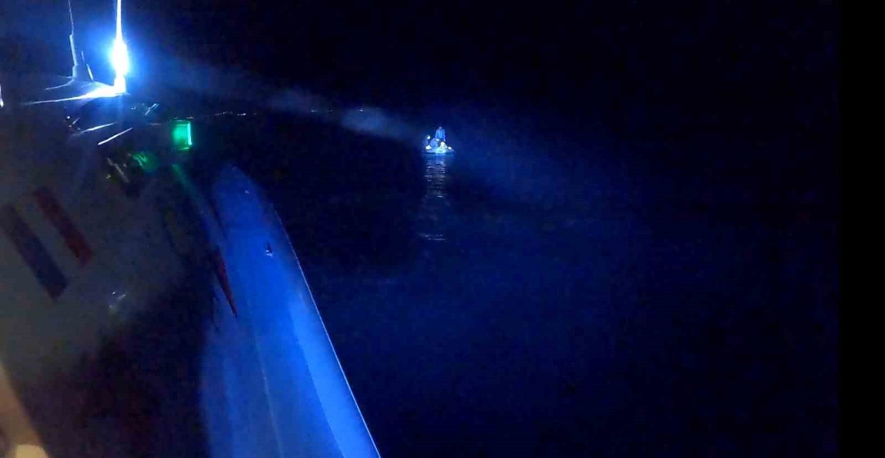 Ayvalık açıklarında 33 düzensiz göçmen kurtarıldı