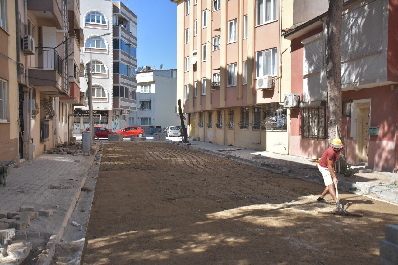 Edremit’te sokaklar parke taşlar ile örülüyor