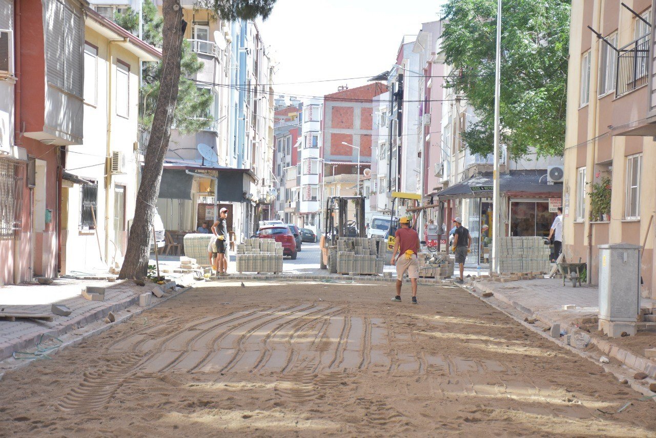 Edremit’te sokaklar parke taşlar ile örülüyor