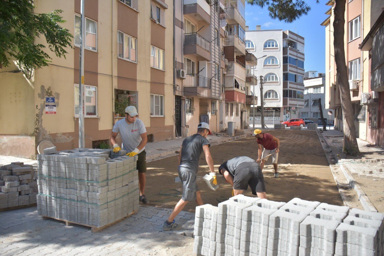 Edremit’te sokaklar parke taşlar ile örülüyor