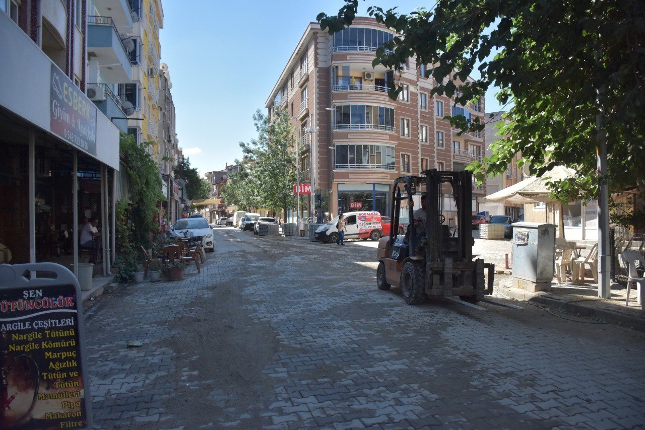 Edremit’te sokaklar parke taşlar ile örülüyor