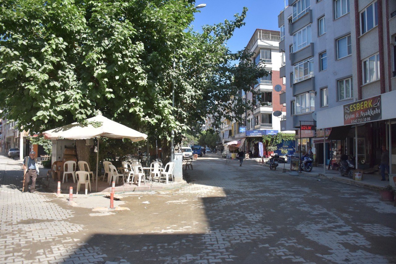 Edremit’te sokaklar parke taşlar ile örülüyor