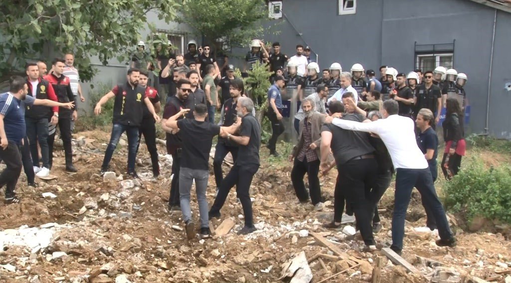 İstanbul Büyükşehir Belediyesi vatandaşla polisi karşı karşıya getirdi