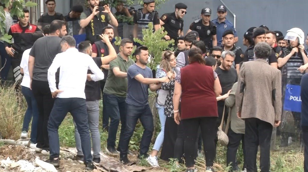 İstanbul Büyükşehir Belediyesi vatandaşla polisi karşı karşıya getirdi