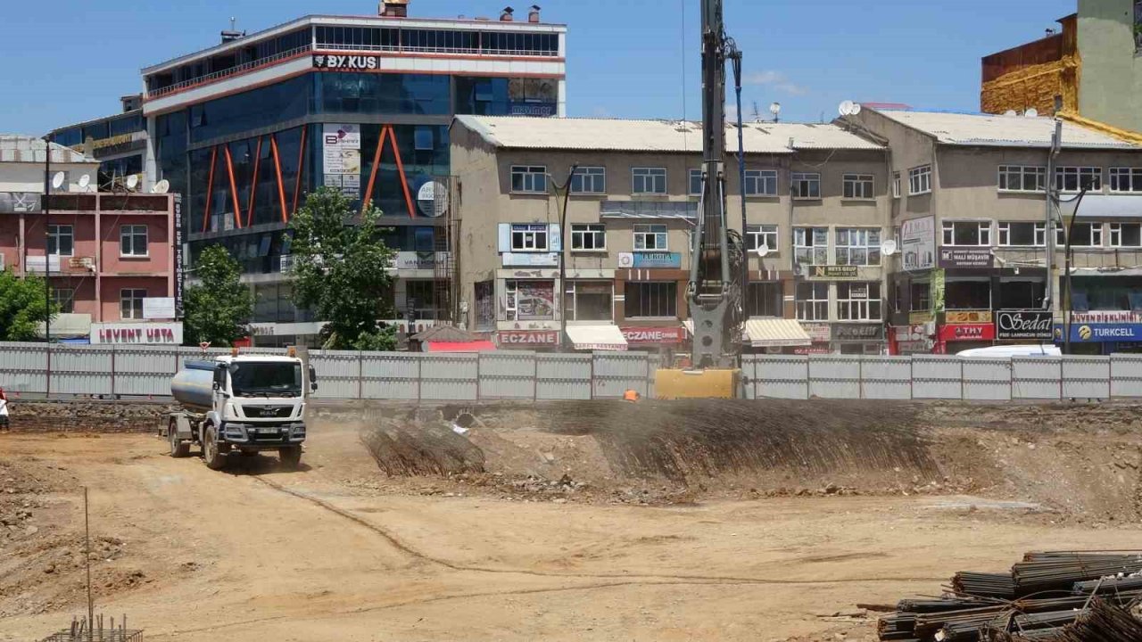 Bingöl’de Kent Meydanı projesi devam ediyor