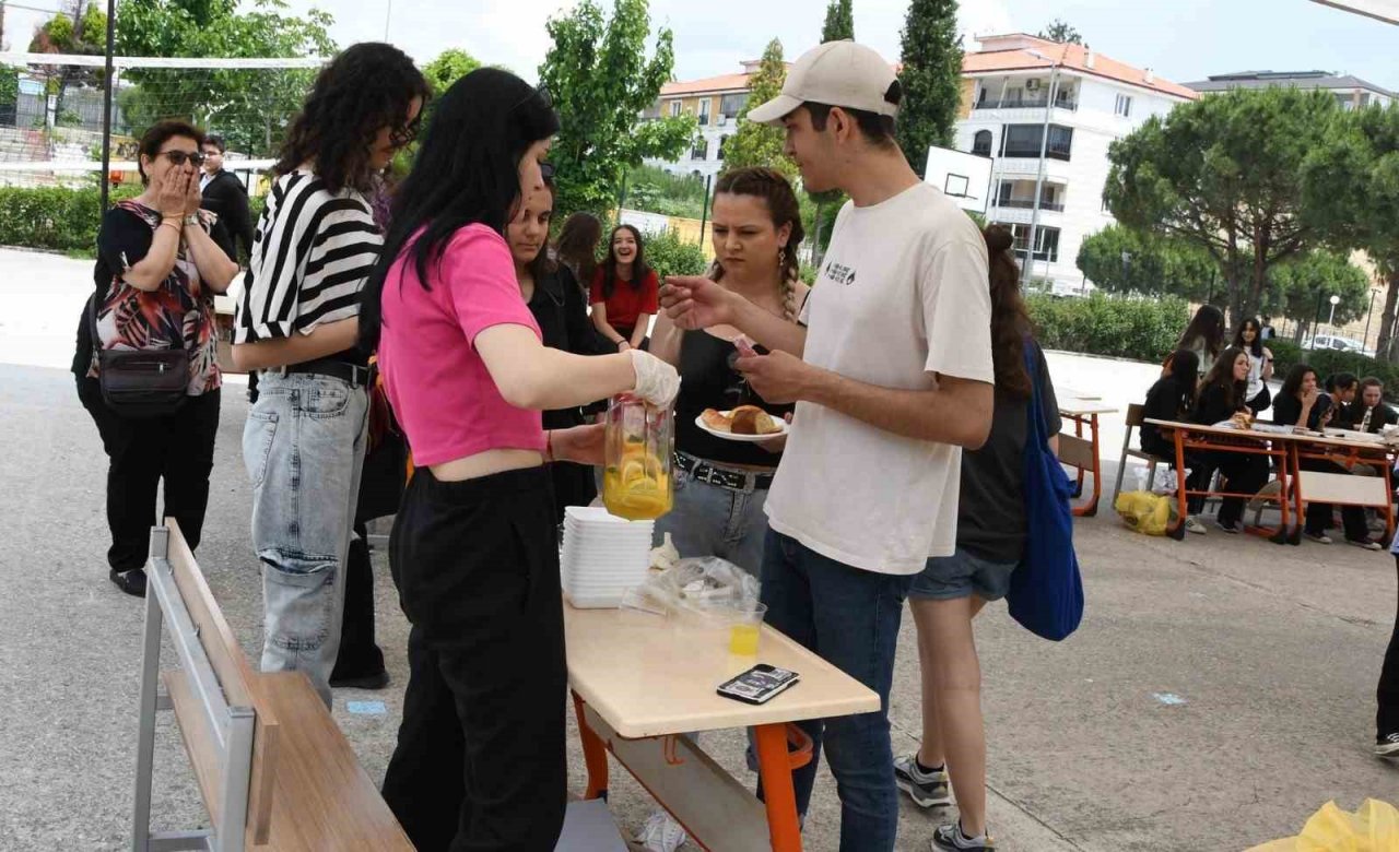 Liseliler depremzede yaşıtları için el ele verdi