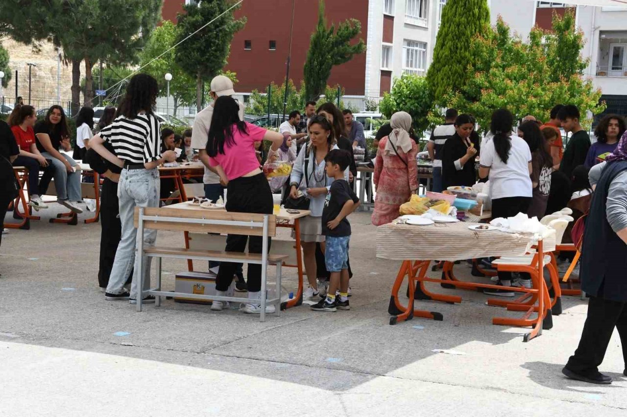 Liseliler depremzede yaşıtları için el ele verdi