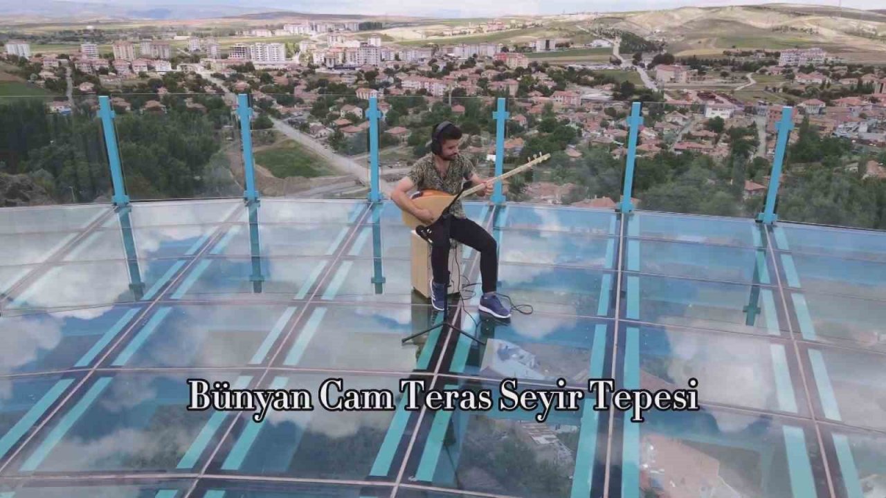 Öğretmen ve öğrenciler Bünyan için çalıp söyledi