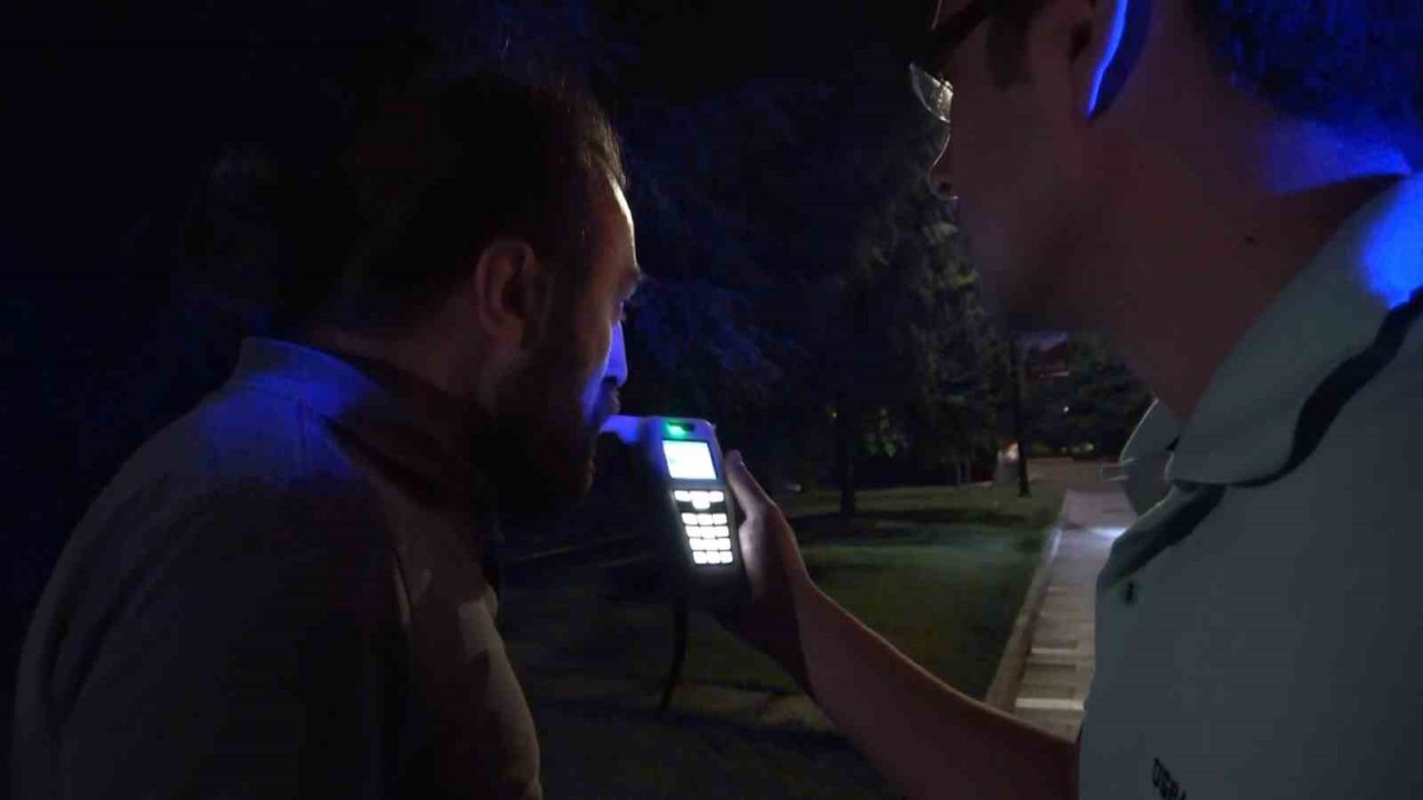 Alkollü yakalandı, direksiyon başında alkol almaya devam etti