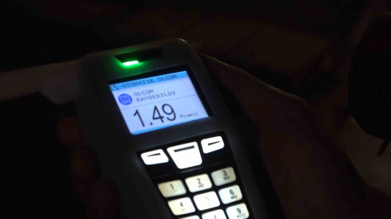 Alkollü yakalandı, direksiyon başında alkol almaya devam etti