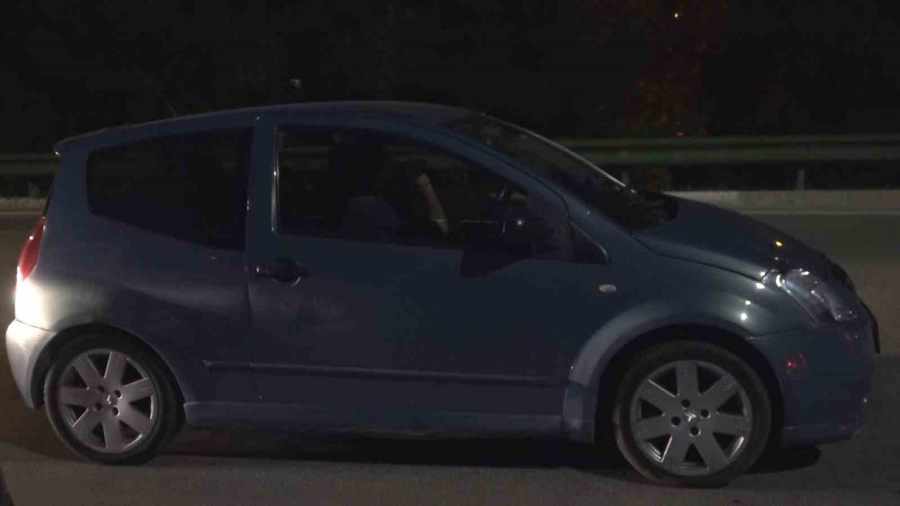 Alkollü yakalandı, direksiyon başında alkol almaya devam etti