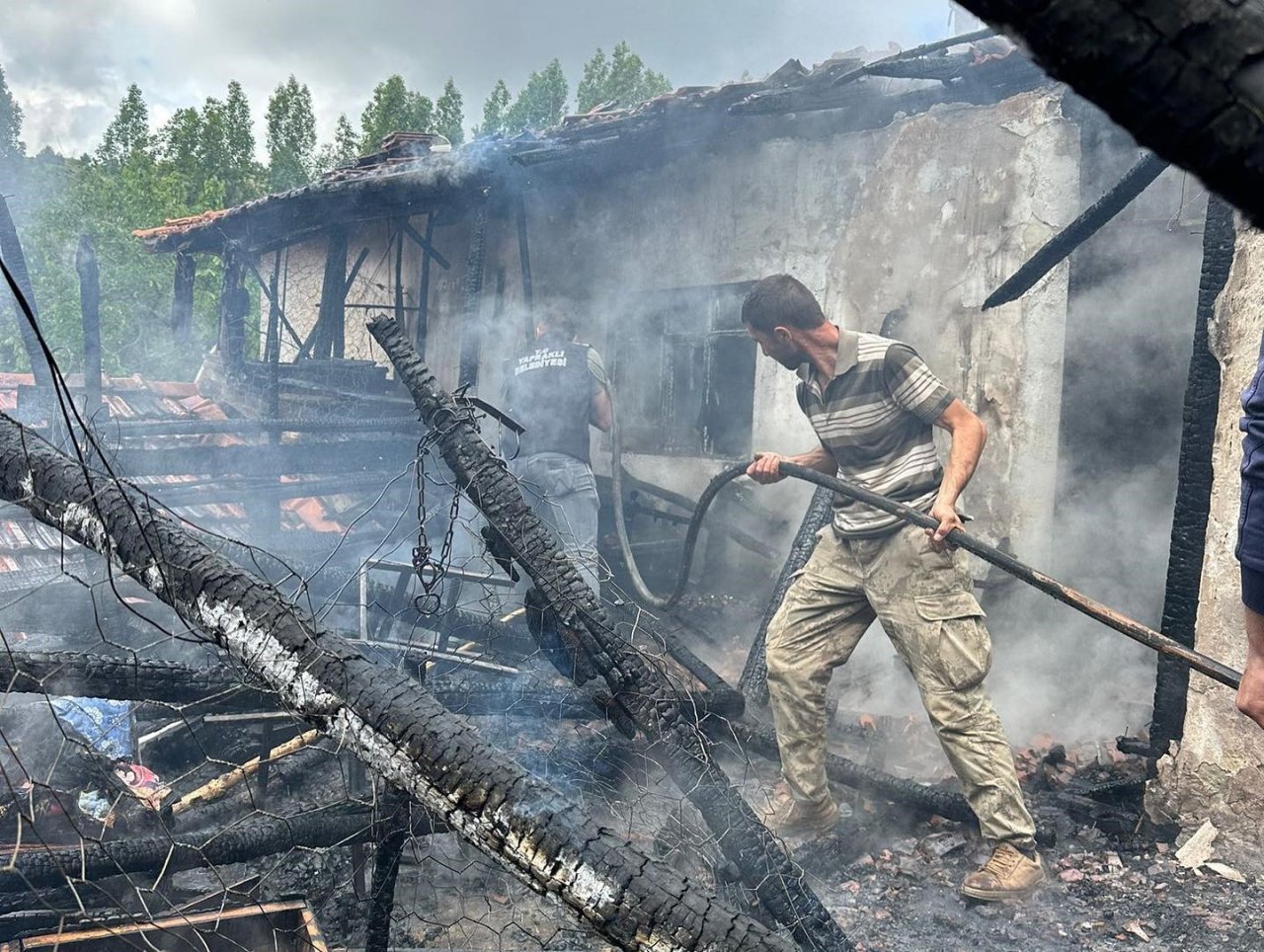 Alevlere teslim olan tek katlı ev kullanılmaz hale geldi