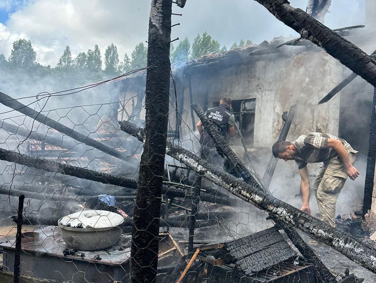 Alevlere teslim olan tek katlı ev kullanılmaz hale geldi