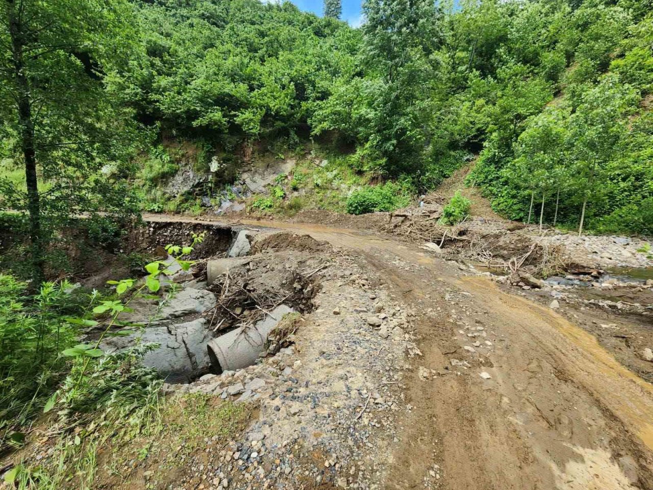 Heyelan bölgelerinde yoğun çalışma