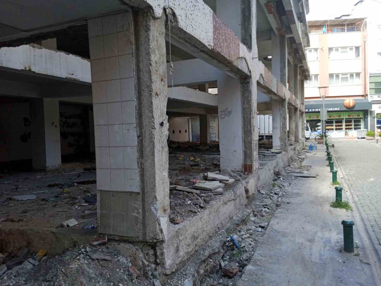 Metruk binadan saçılan kötü koku vatandaşları rahatsız ediyor