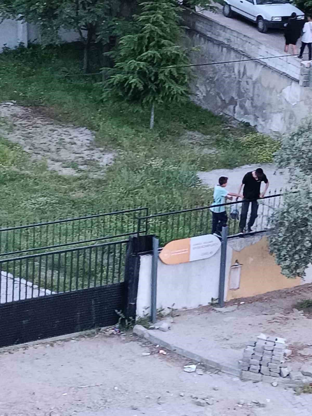 Stadın demir korkuluklarından atlayan gençler tehlikeye aldırmıyor