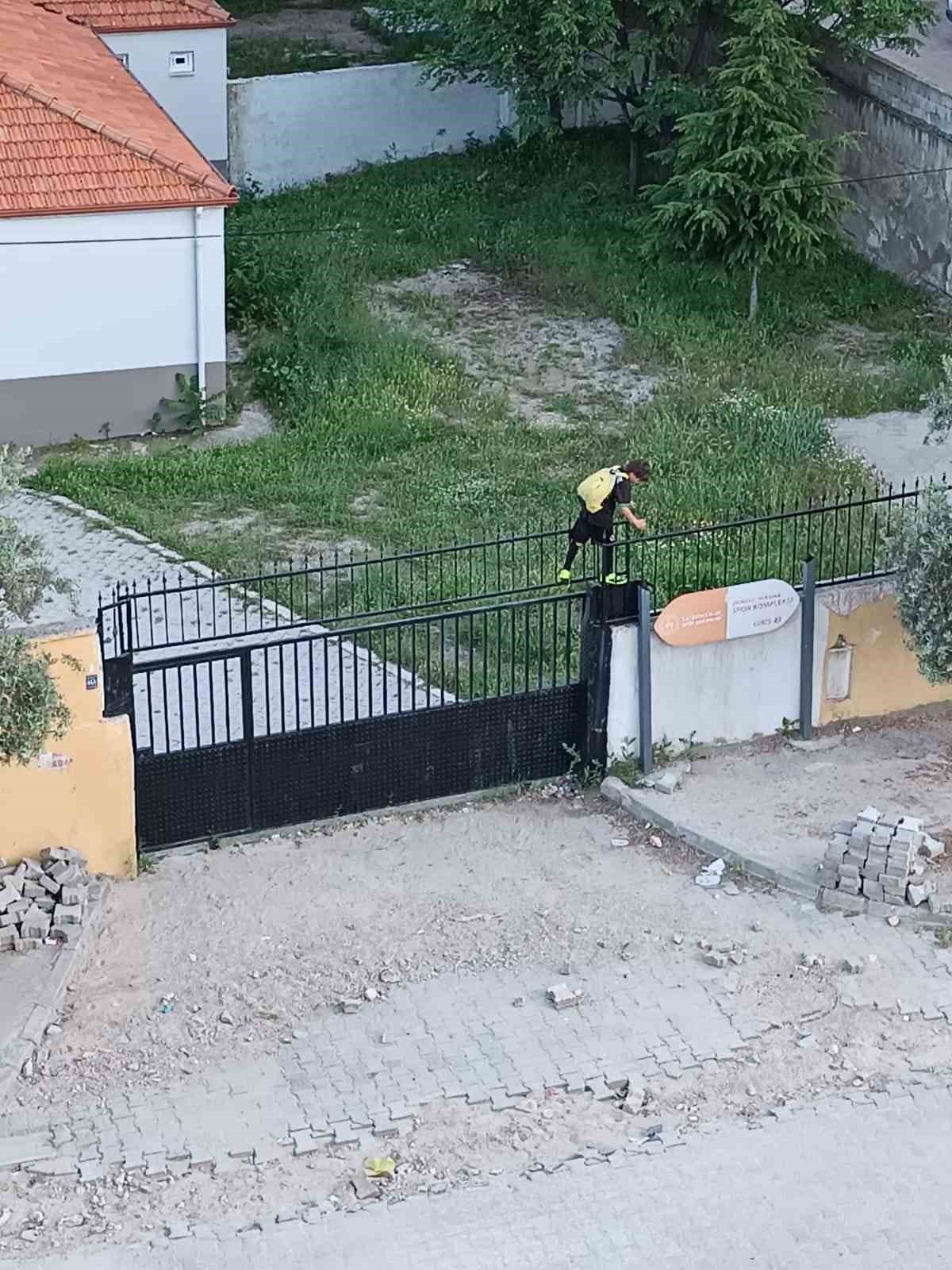 Stadın demir korkuluklarından atlayan gençler tehlikeye aldırmıyor
