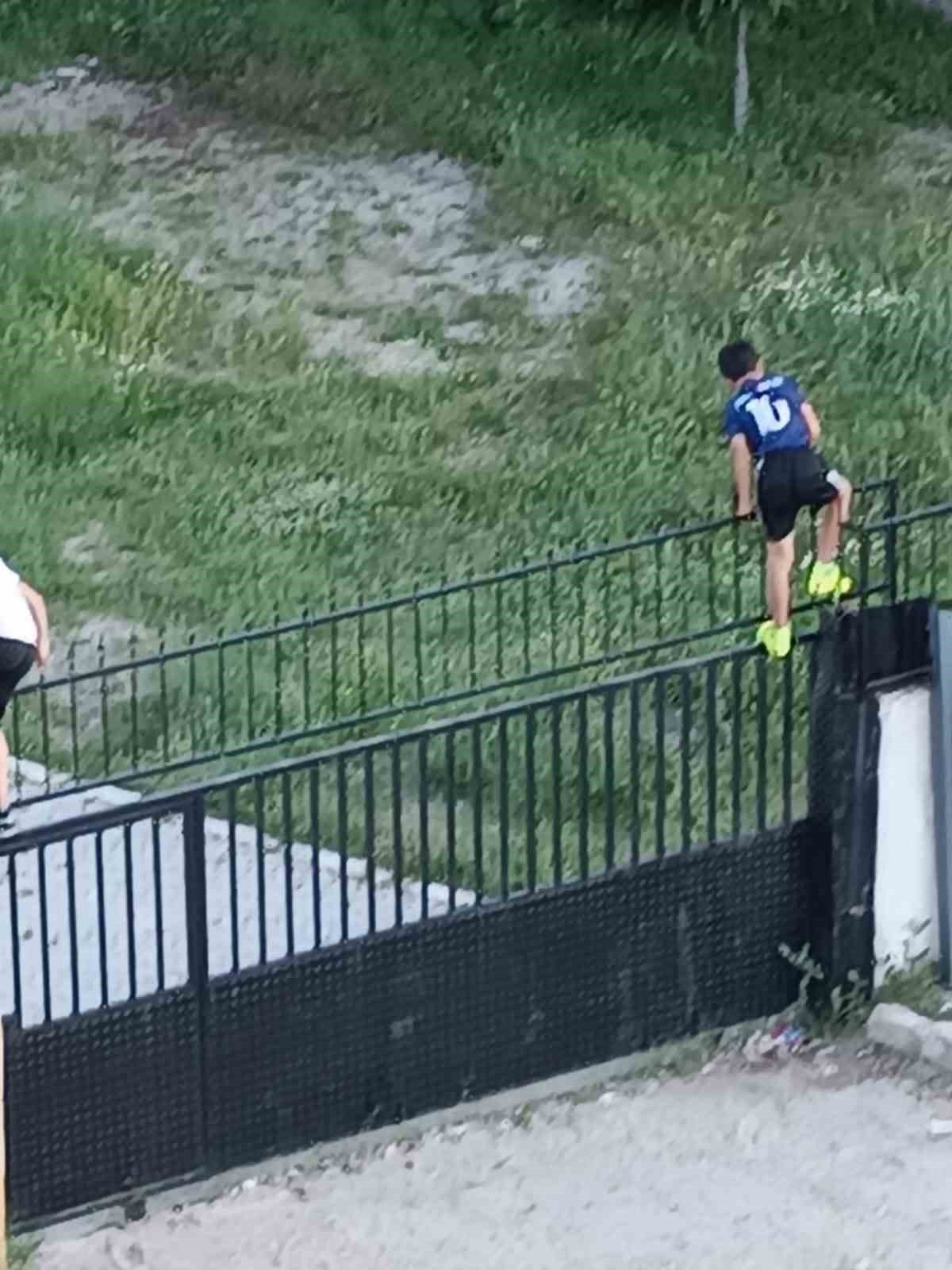 Stadın demir korkuluklarından atlayan gençler tehlikeye aldırmıyor