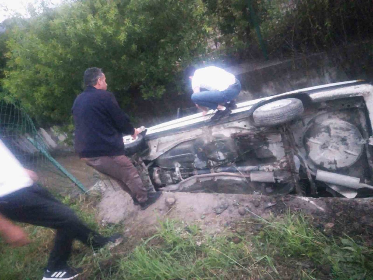 Aracıyla birlikte kanala uçan sürücüyü itfaiye kurtardı