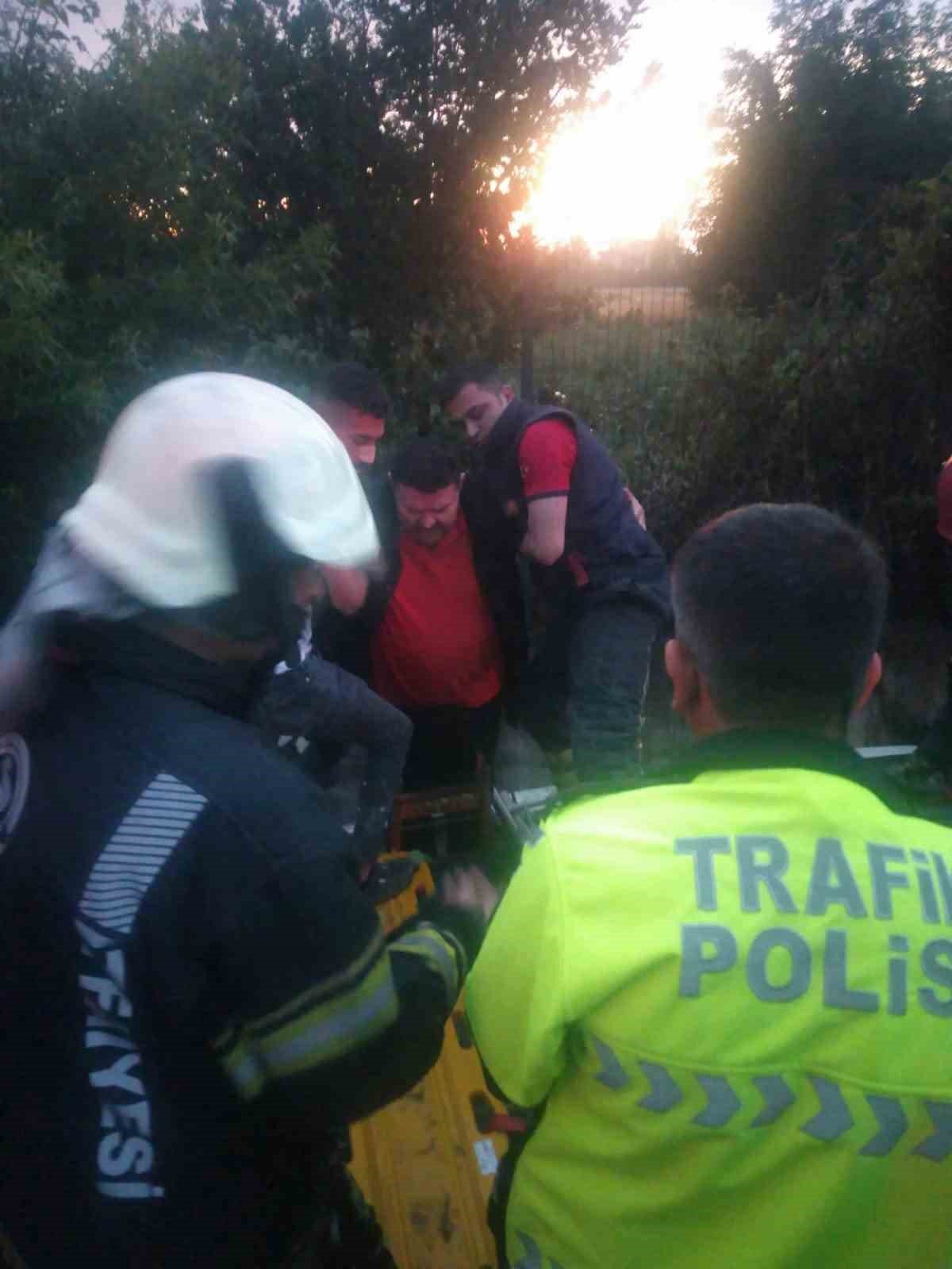 Aracıyla birlikte kanala uçan sürücüyü itfaiye kurtardı