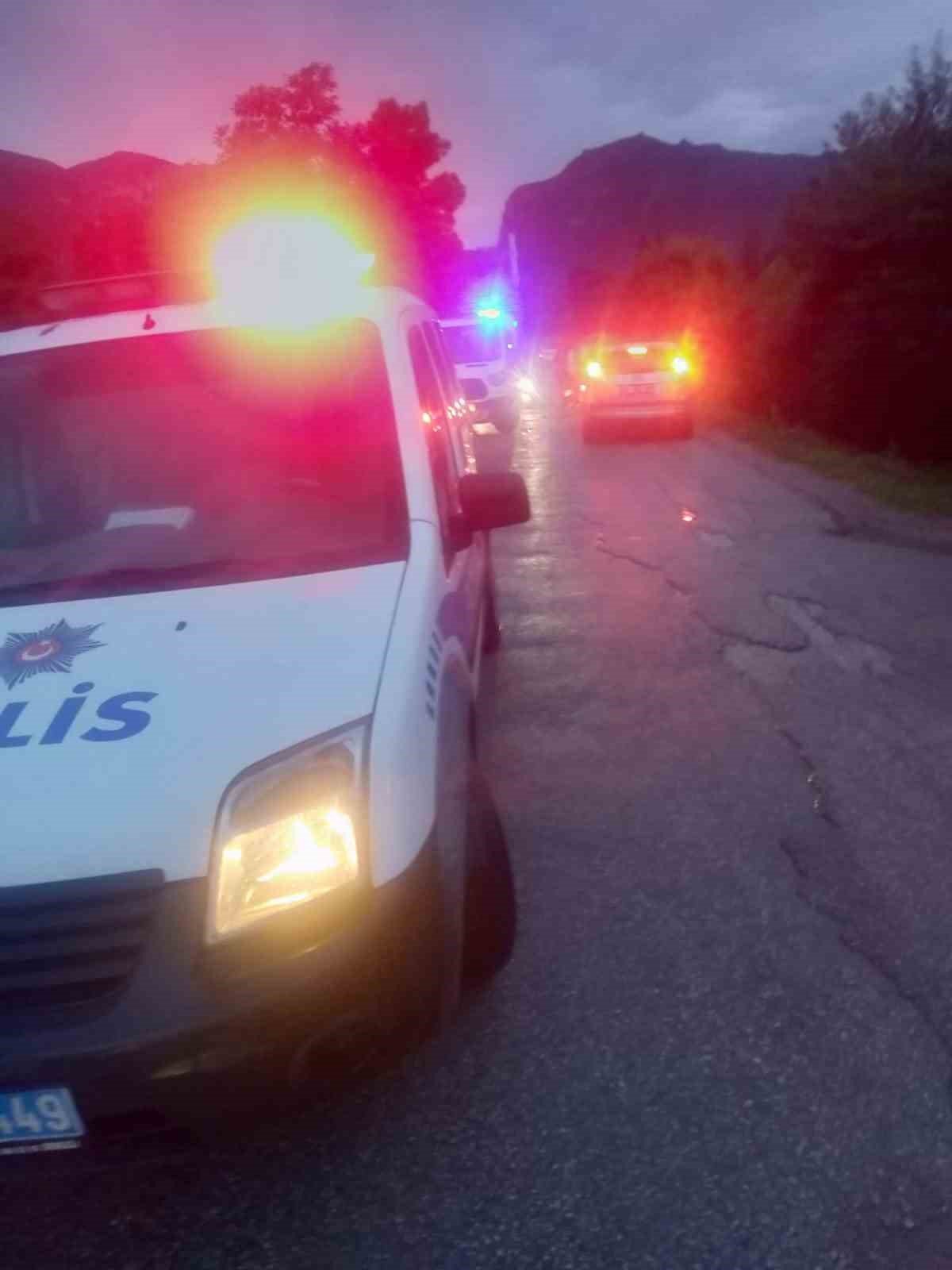 Aracıyla birlikte kanala uçan sürücüyü itfaiye kurtardı