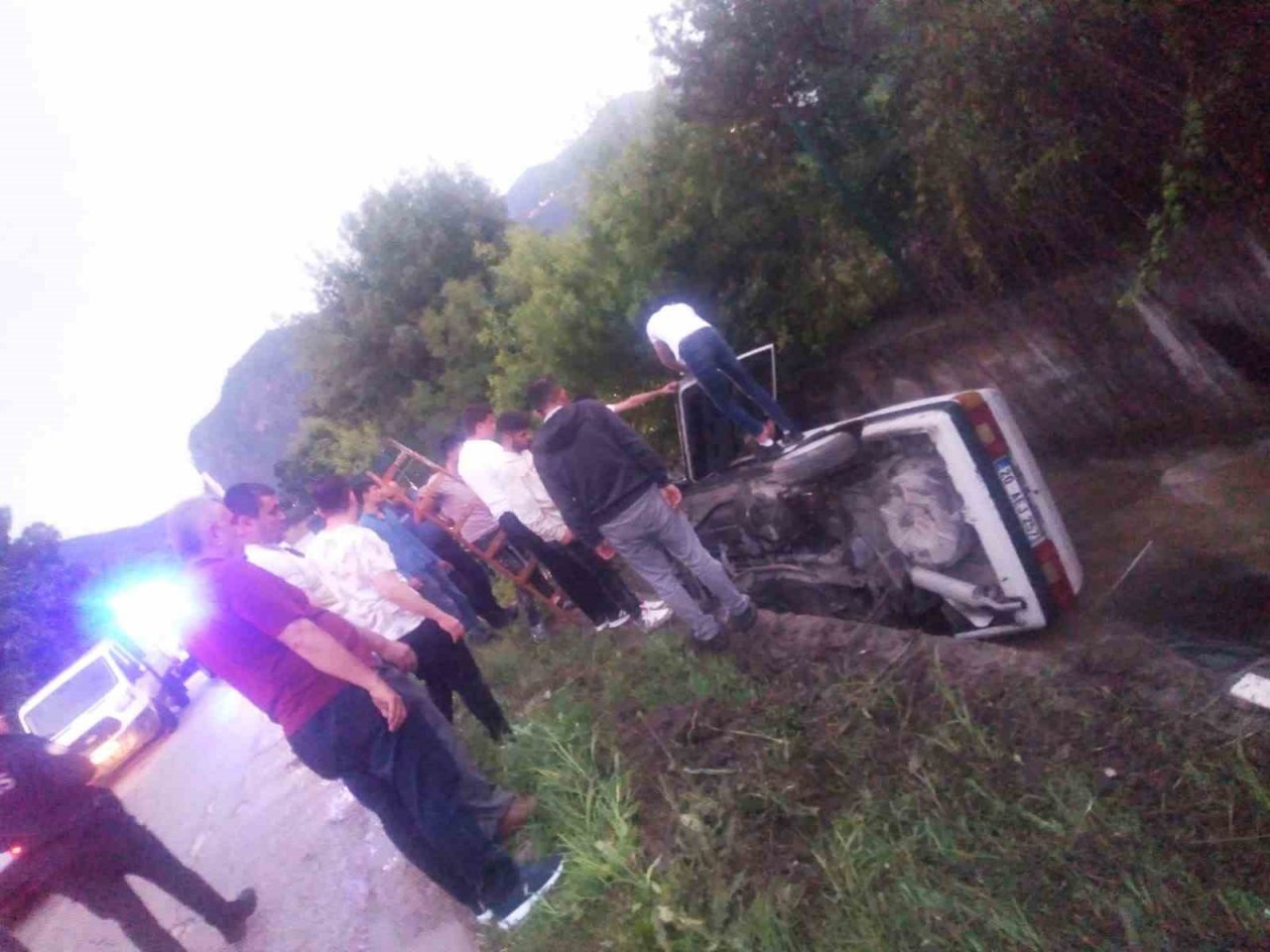 Aracıyla birlikte kanala uçan sürücüyü itfaiye kurtardı