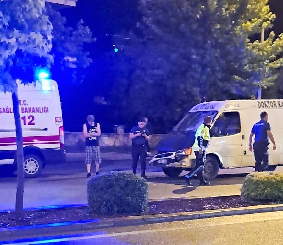 Yolun karşısına geçmeye çalışırken araç çarptı